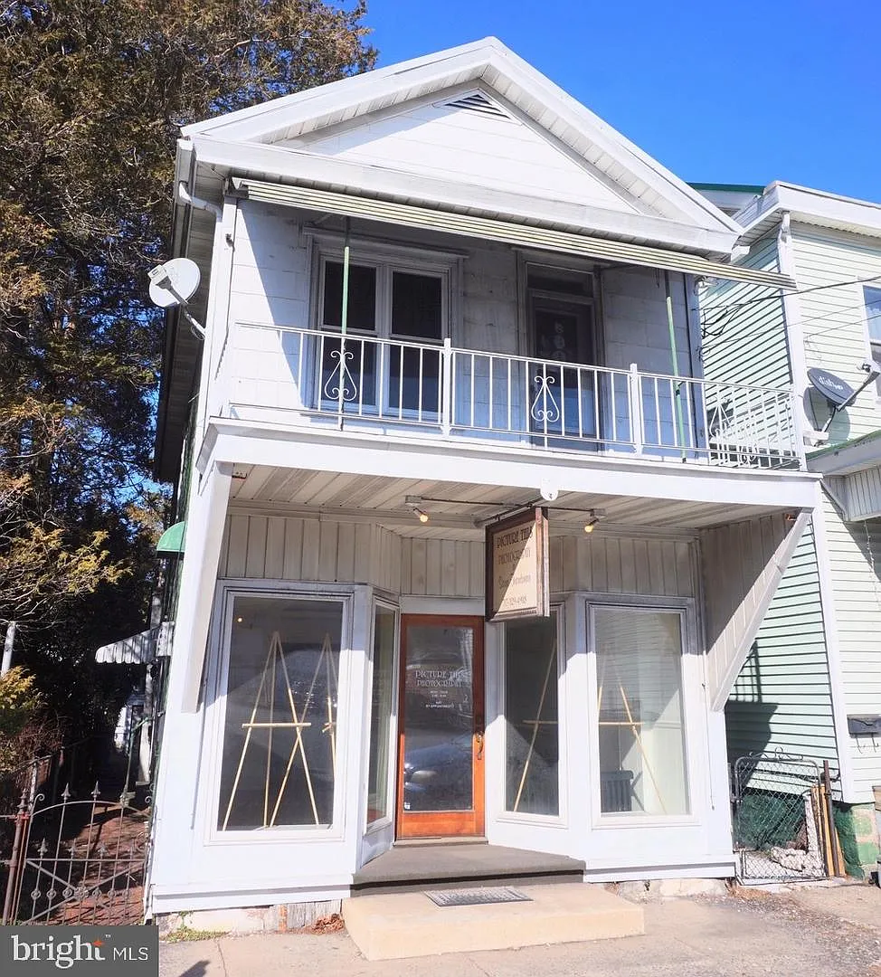 549 Main St photo 1