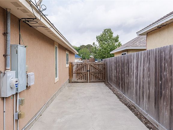 4th image of 3829 Holland Dr