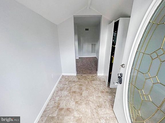 3rd image of 17 W Buckingham Ave