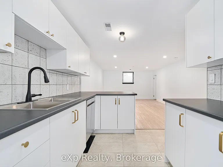 111 Riverside Dr N — Photo 13