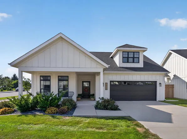2935 Green Hills Dr, Ames, IA 50014