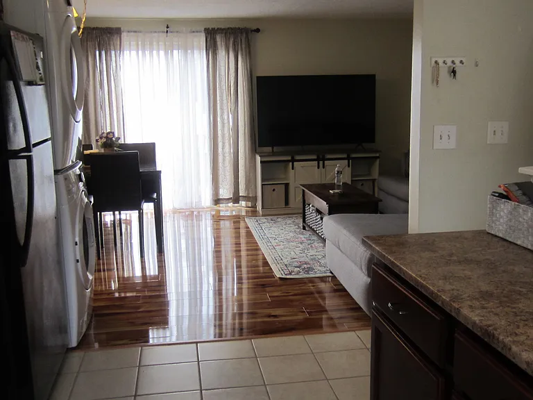 901 Mammoth Rd #6 — Photo 9
