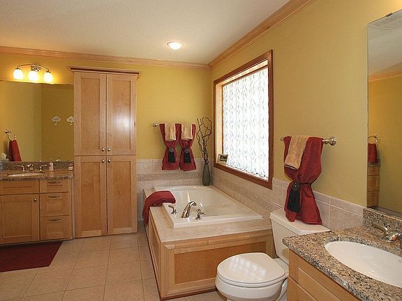 Luxurious Master Bath-Travertine Tile, Granite-Soothing and Relaxing!