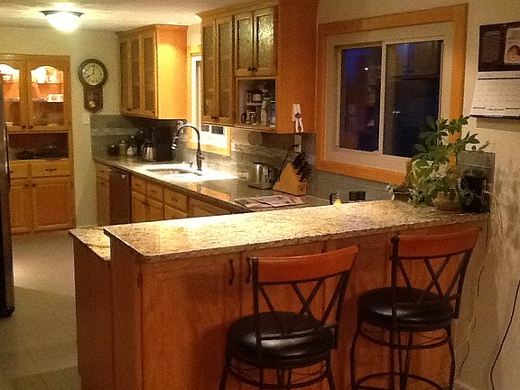 Kitchen w/breakfast bar