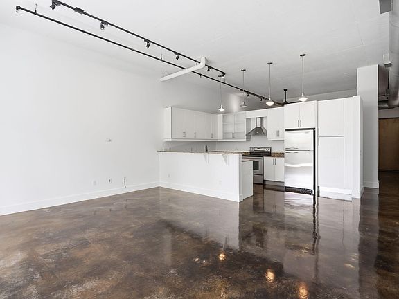 4th image of 180 NE 4th Avenue #207