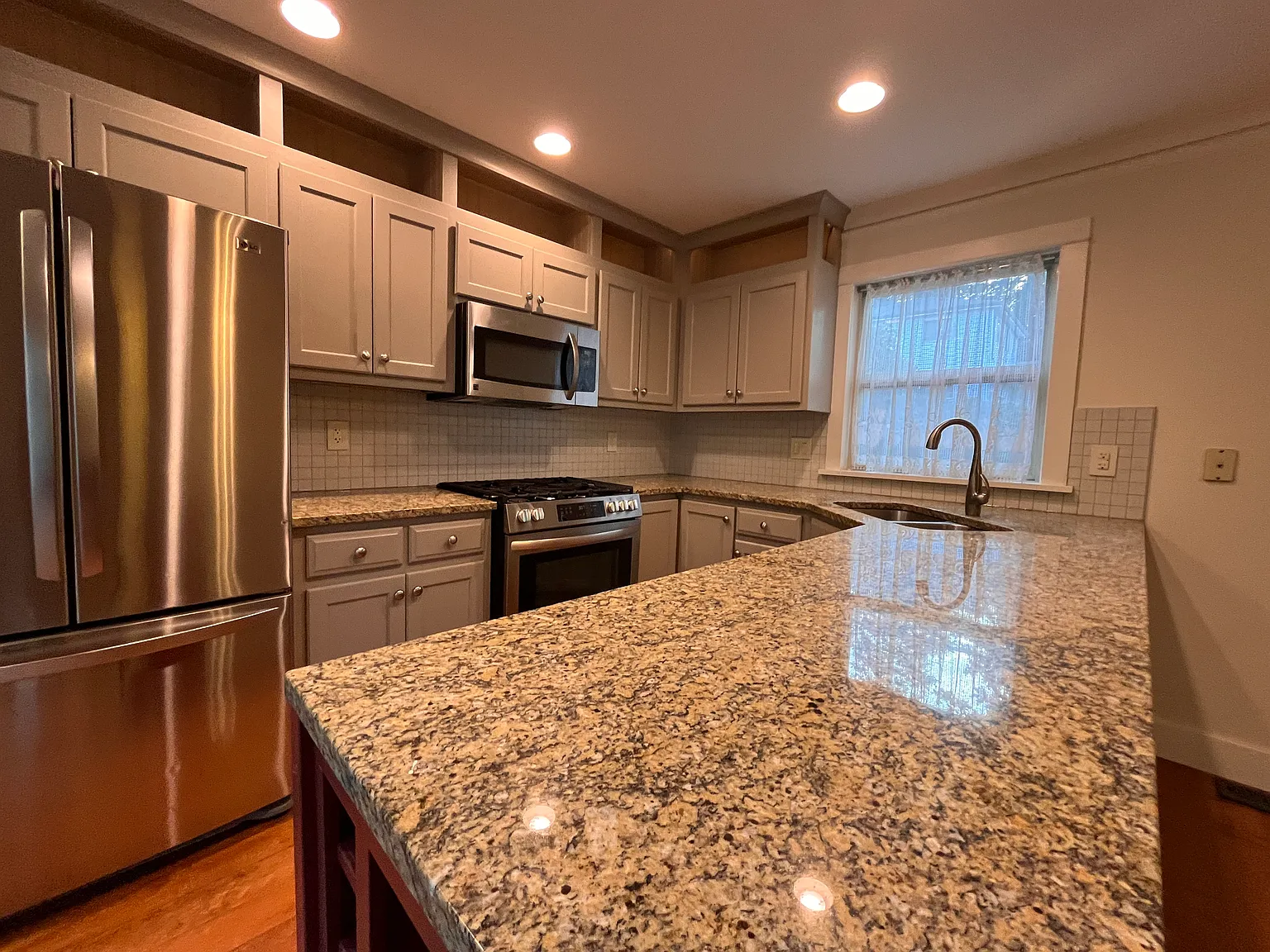 3 bed, 2.5 bath, 1800 sqft, $3,100 — Photo 2