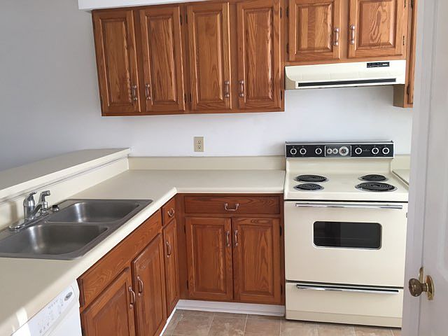 2nd image of 2700 Thackery Rd APT 13