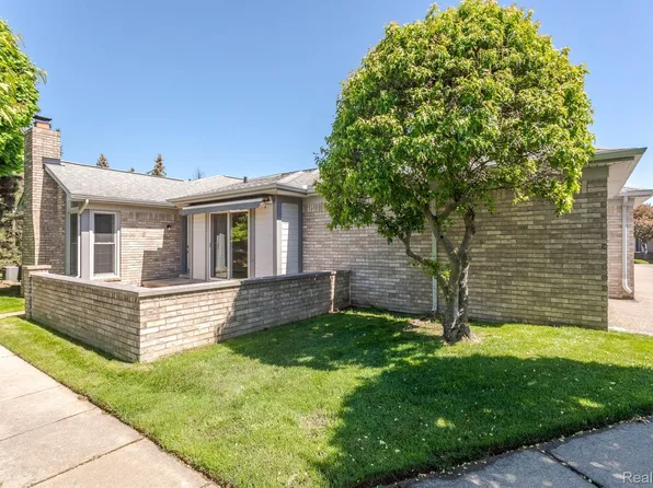 48361 Seawind Ct, Shelby Township, MI 48315
