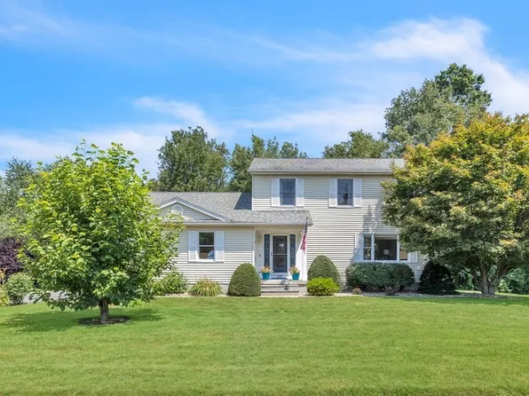 43 Hunters Greene Cir, Agawam, MA 01001