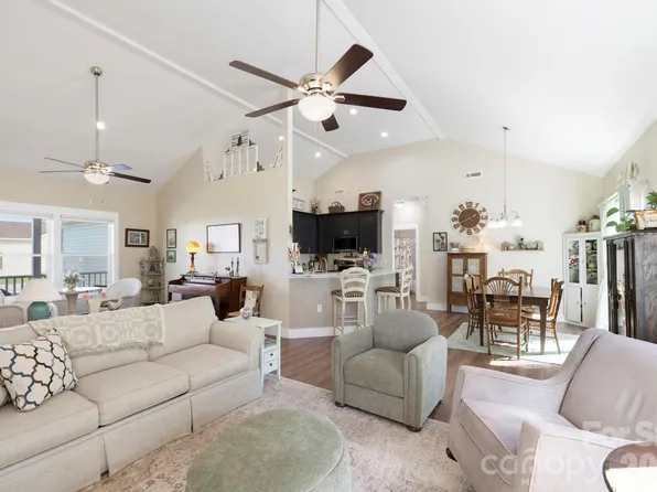 143 Beechnut Dr, Hendersonville, NC 28739