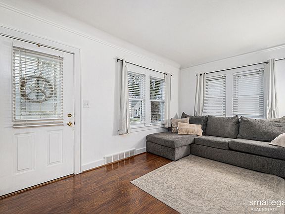 3rd image of 1129 Hollywood St NE