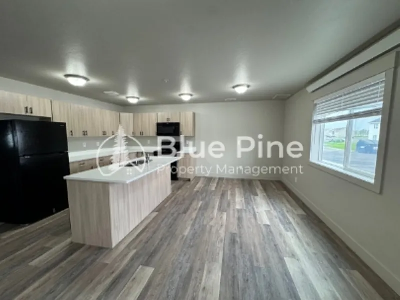 3 bed, 2.0 bath, 1173 sqft, $1,400 — Photo 3