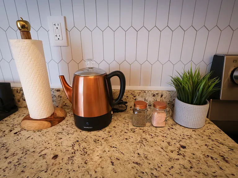 Plastic-free coffee maker.