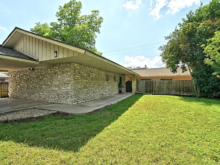 8204 Exmoor Dr #B — Photo 3