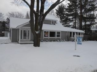 441 Lakeside Rd, Crystal Lake, IL 60014