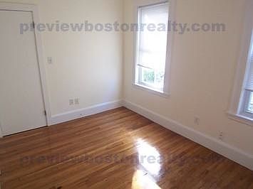 4th image of 31 Elmira St