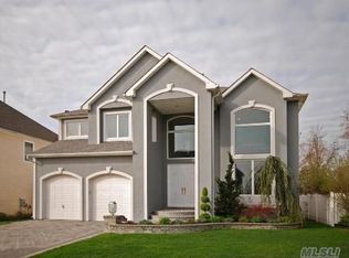6 Crescent Cove Dr, Seaford, NY 11783