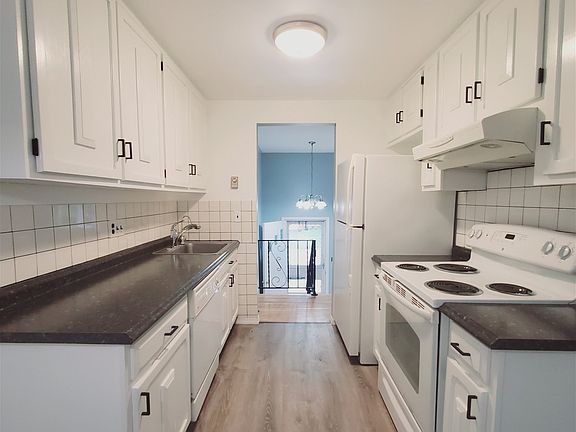 3rd image of 52 Vine Pl