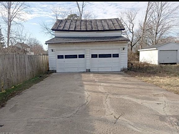 3rd image of 125 Union St