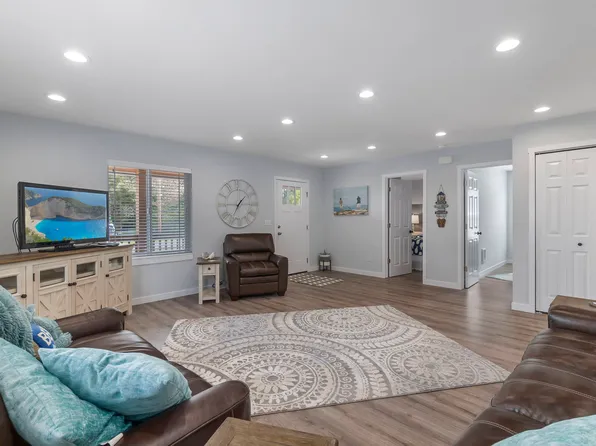 831 N 1st St #1, Westport, WA 98595