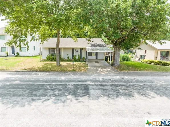 218 W 6th St, Shiner, TX 77984