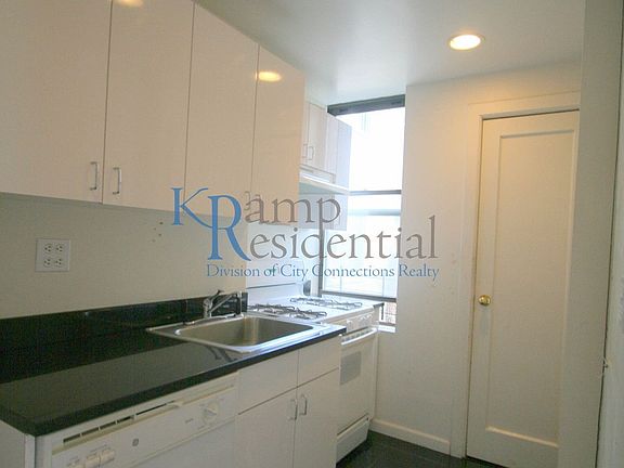 5th image of 25 W 68th St