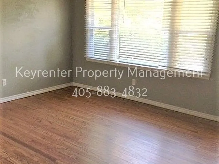 1520 Rowena Ln — Photo 9