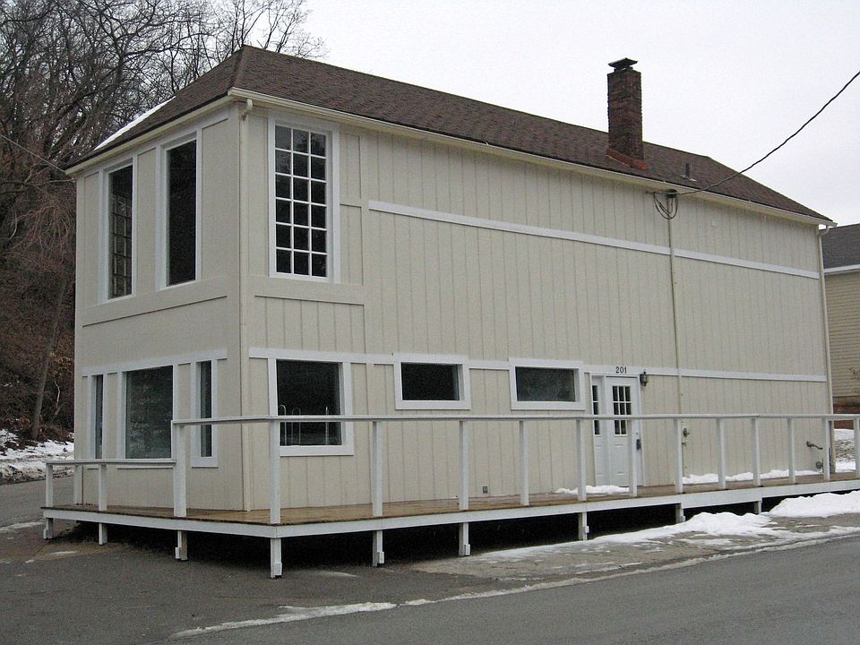 Former flower shop is closest commercial location to Lake Michigan!