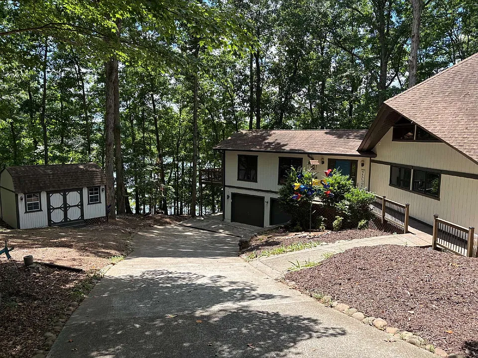 3421 The Trail Rd