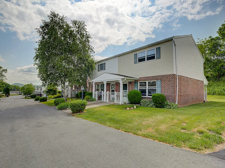 8 Devon Ct — Photo 2