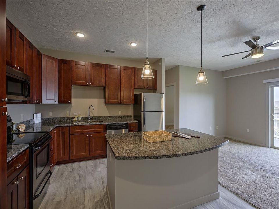 Large kitchen island at Avenue 204.