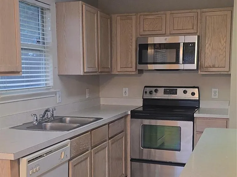 8105 Flowertree Dr — Photo 11
