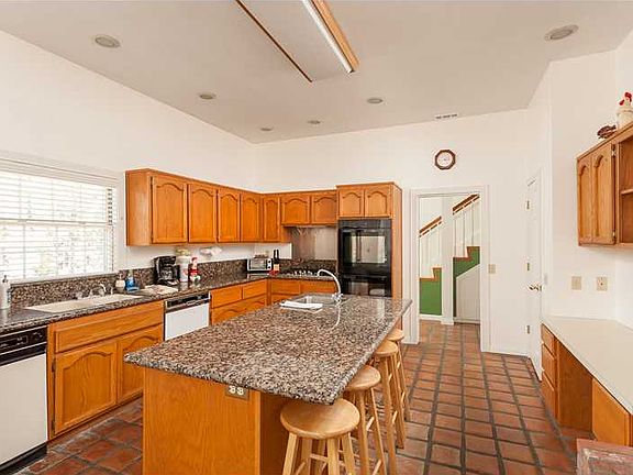 5th image of 42229 Evergreen Dr