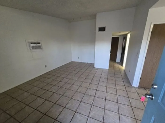 2 bed, 1.0 bath, 744 sqft, $1,225 — Photo 4
