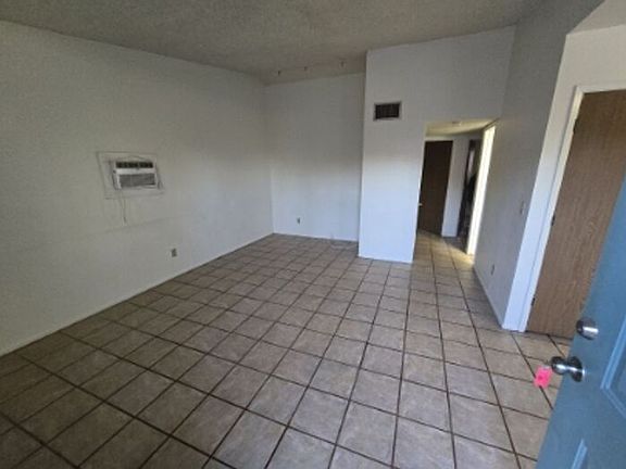4th image of 2784 N Columbus Blvd