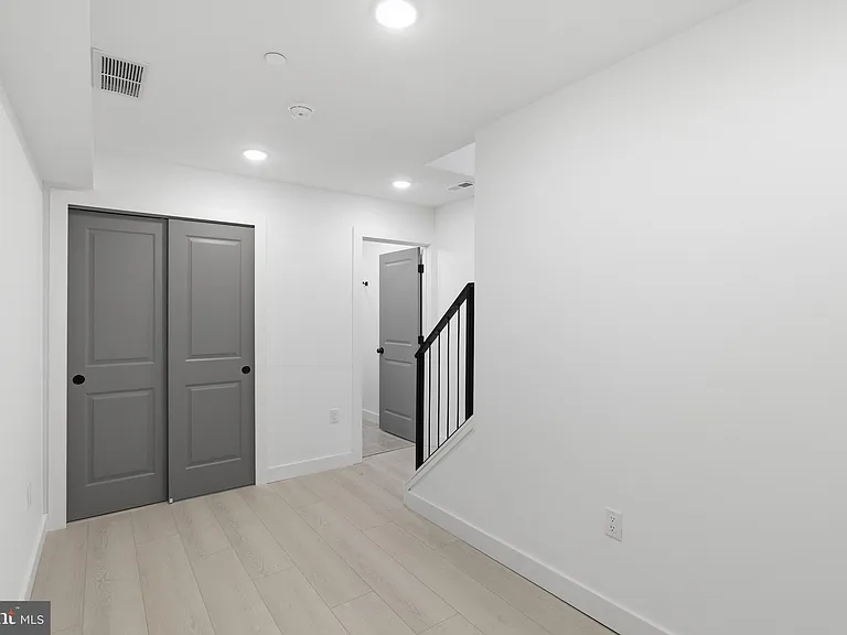 1025 W Orleans St — Photo 8