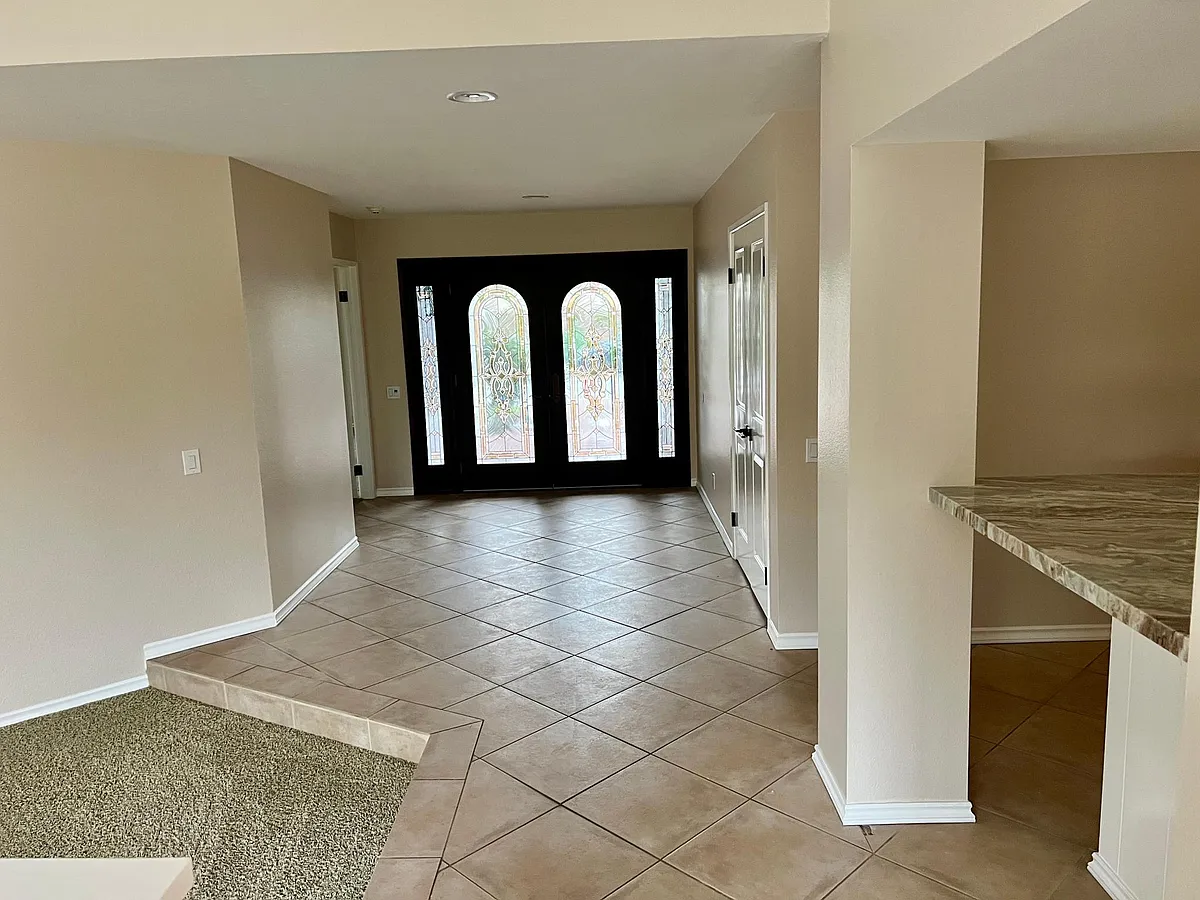 Front Entryway - 949 Daisy Ave