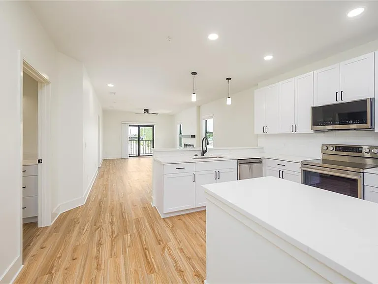 419 SE 1st Ave #102 — Photo 16
