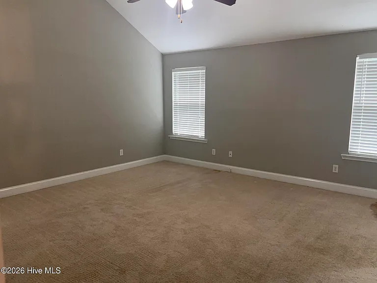 647 Dunrobin Ln — Photo 6