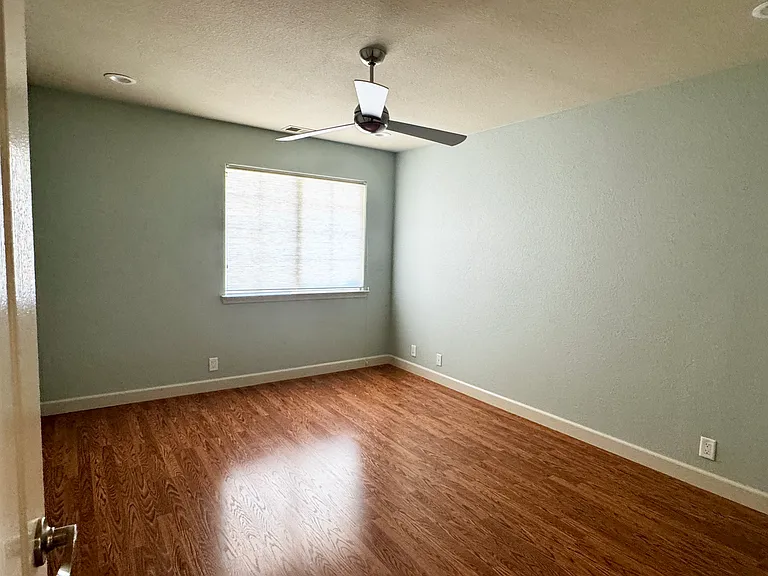 909 Saint Ann Dr — Photo 11