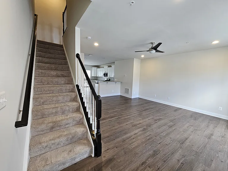 625 Heathland Trl — Photo 3