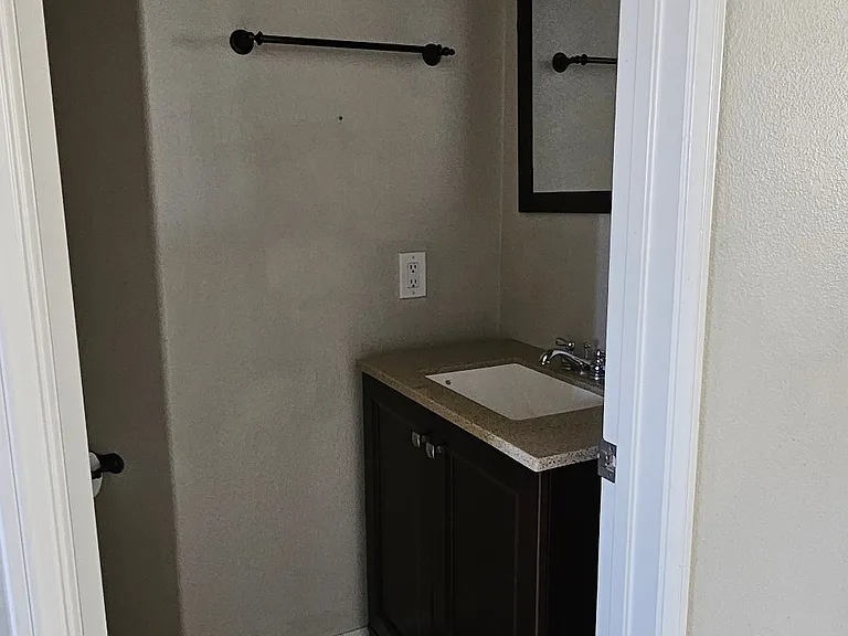 45204 Almora St — Photo 24