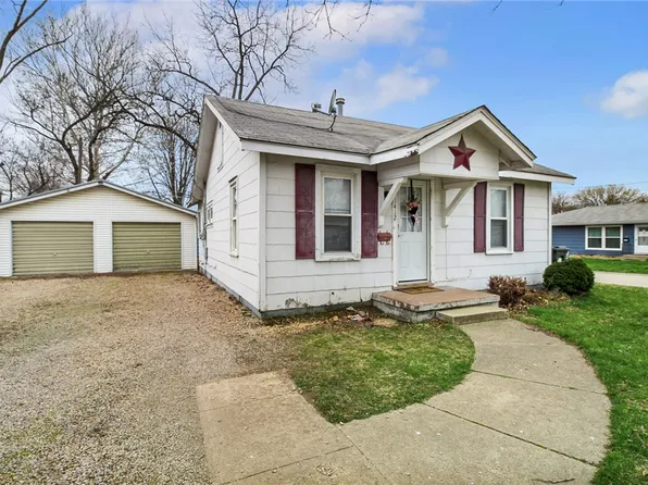 1412 13th St, Charleston, IL 61920