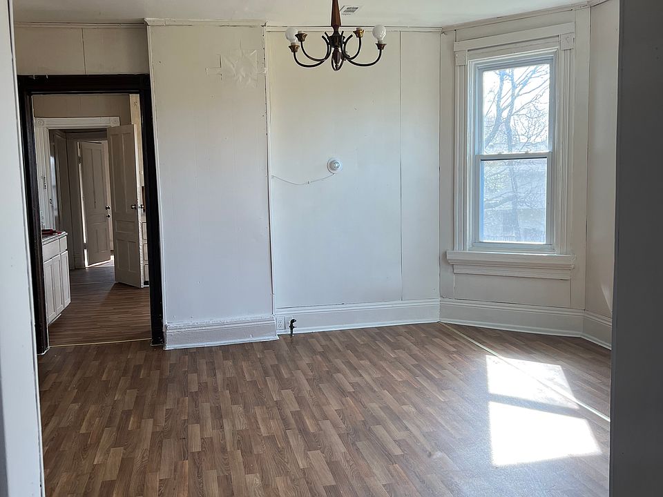1st image of 281 Emslie St Floor 2