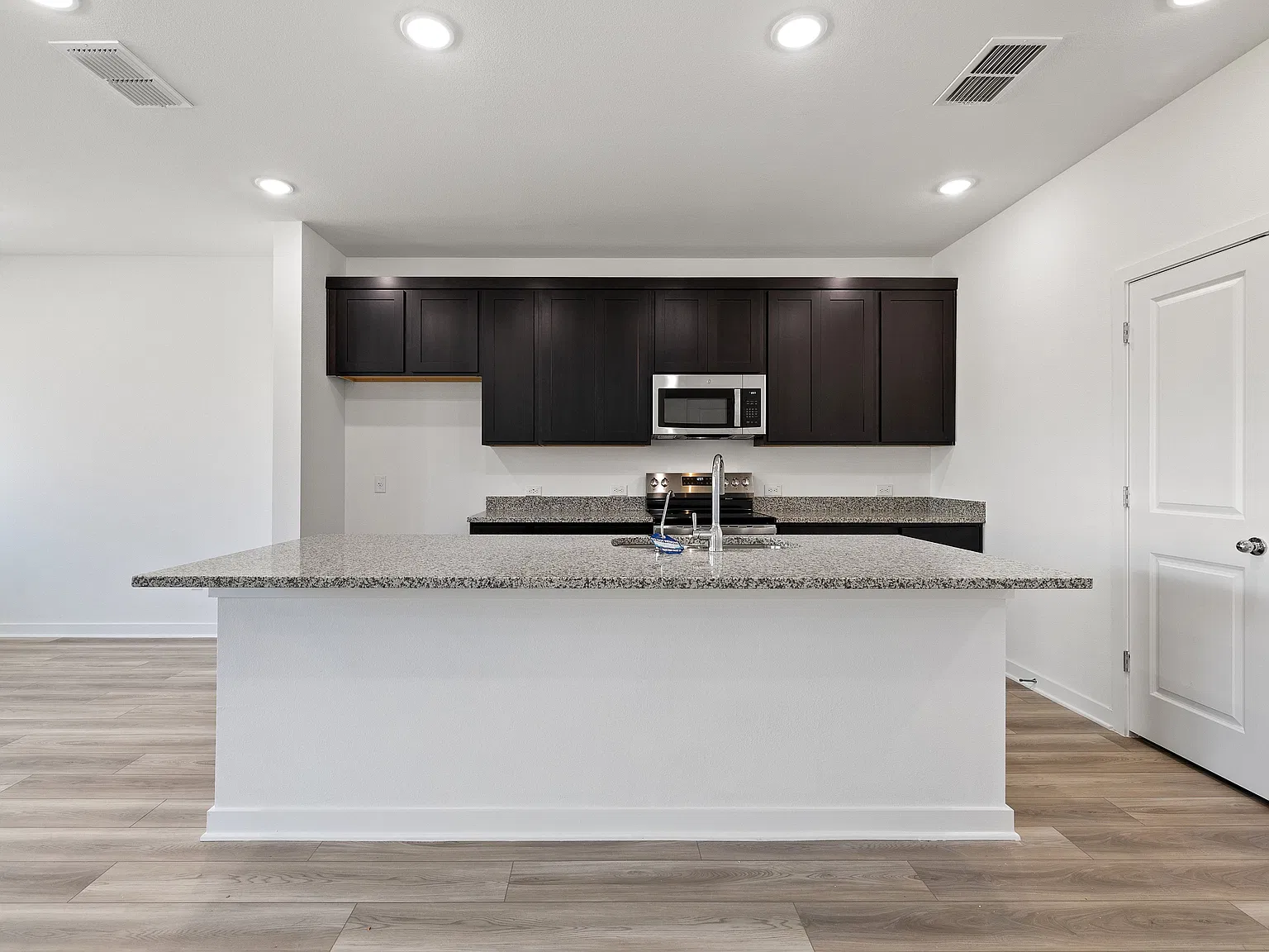 4 bed, 3.5 bath, 2018 sqft, $2,200 — Photo 2