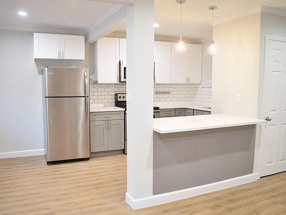 3rd image of 807 W 40th St APT 2