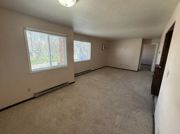 1105 N Main St #6W, Groton, SD 57445