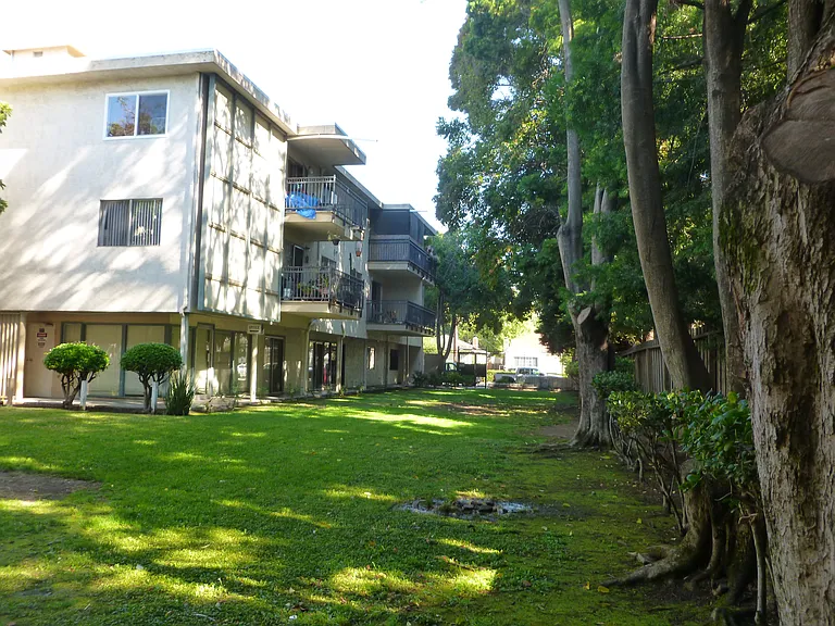 O'Neil Gardens — Photo 2