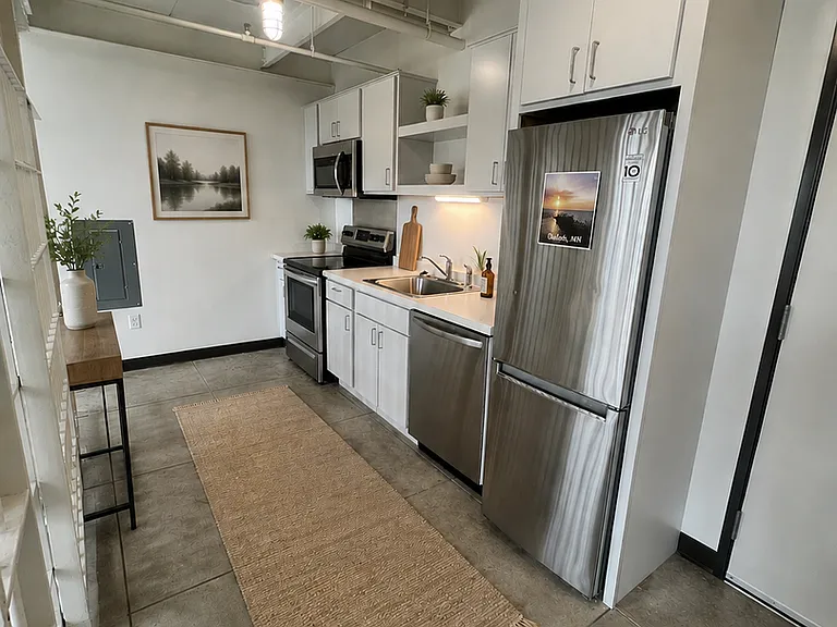 521 W 2nd Street - Leijona — Photo 38