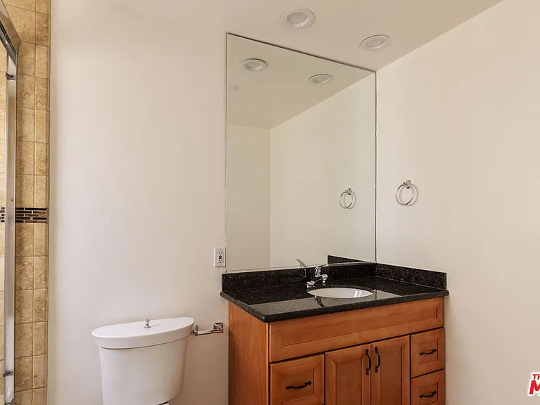 5514 1/2 Cahuenga Blvd — Photo 11